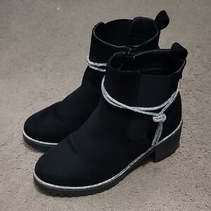 👌👌Rogue Black Faux Suede Ankle Boots Boot Chain Silver Accents Side ZIP SZ 8.5